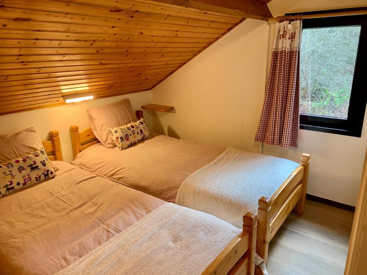 Gezellige chalet Oizy Buitenkant foto