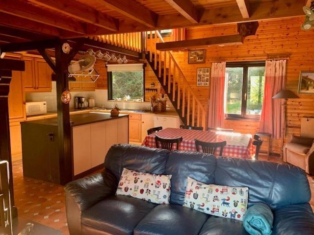 Gezellige chalet Oizy Buitenkant foto