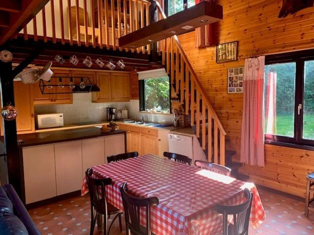 Gezellige chalet Oizy Buitenkant foto